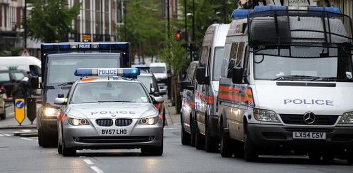 Policija zatvorila ulicu u Londonu, uhapšene tri osobe Policija zatvorila ulicu u Londonu, uhapšene tri osobe