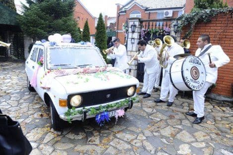 Severina na vjenčanje otišla u Zastavi 101 (FOTO) Severina na vjenčanje otišla u Zastavi 101 (FOTO)