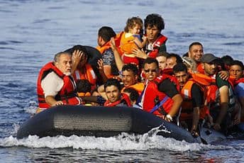 Grčka: Objavljen snimak bušenja gumenog čamca sa sirijskim izbjeglicama (VIDEO)