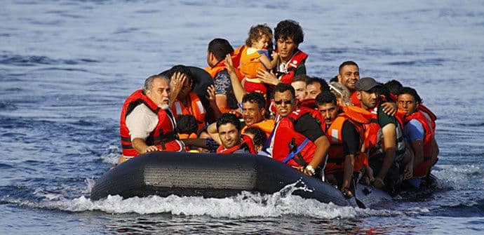 Grčka: Objavljen snimak bušenja gumenog čamca sa sirijskim izbjeglicama (VIDEO) Grčka: Objavljen snimak bušenja gumenog čamca sa sirijskim izbjeglicama (VIDEO)