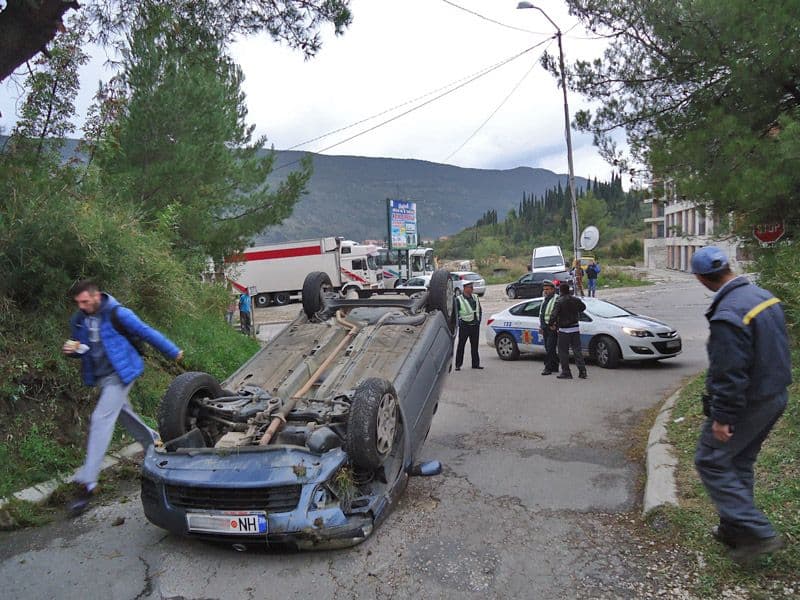 “Punto” na krovu, dvoje povrijeđeno “Punto” na krovu, dvoje povrijeđeno