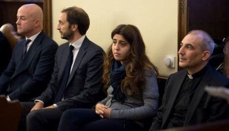 Petoro pred sudom zbog odavanja tajnih crkvenih dokumenata Petoro pred sudom zbog odavanja tajnih crkvenih dokumenata