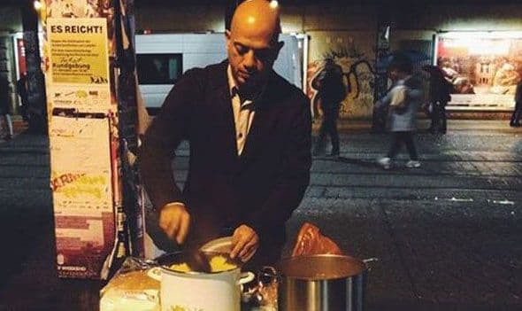 Zahvala na gostoprimstvu: Sirijac na ulicama Berlina dijeli hranu siromašnima Zahvala na gostoprimstvu: Sirijac na ulicama Berlina dijeli hranu siromašnima