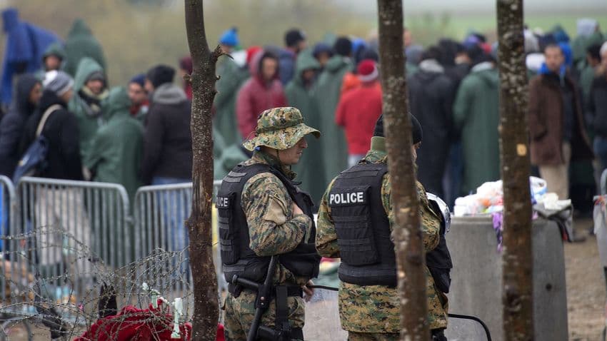 Makedonska vojska podiže ogradu na granici sa Grčkom Makedonska vojska podiže ogradu na granici sa Grčkom