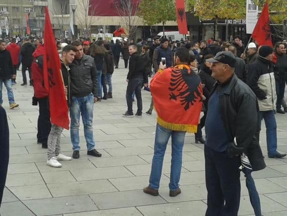 Priština: Veliki miting opozicije protiv demarkacije sa Crnom Gorom Priština: Veliki miting opozicije protiv demarkacije sa Crnom Gorom
