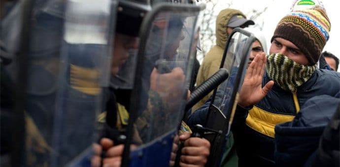 Makedonci suzavcem i omamljujućim granatama zaustavljaju izbjeglice Makedonci suzavcem i omamljujućim granatama zaustavljaju izbjeglice