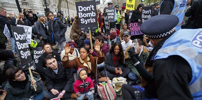 London: Masovni protesti protiv bombardovanja Sirije London: Masovni protesti protiv bombardovanja Sirije
