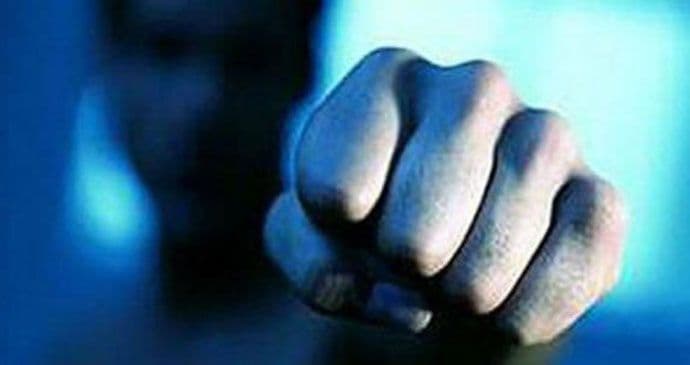 Pretukao roditelje jer su mu kupili mali stan (Video) Pretukao roditelje jer su mu kupili mali stan (Video)