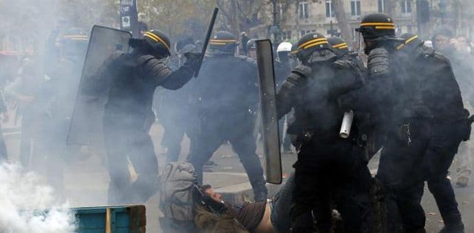 Haos na ulicama Pariza: Uhapšeno 100 demonstranata Haos na ulicama Pariza: Uhapšeno 100 demonstranata