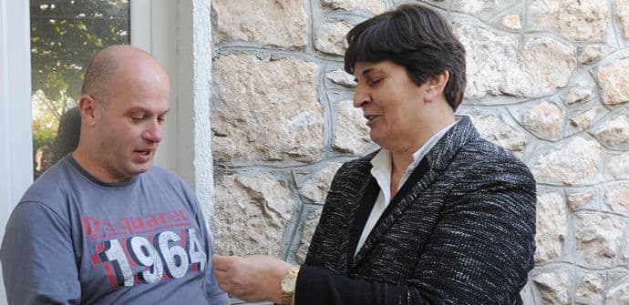 Ministarka Kovačevic uručila ključeve stana Neđeljku Mijajloviću Ministarka Kovačevic uručila ključeve stana Neđeljku Mijajloviću