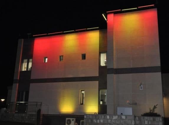 Zgrada Ambasade SAD-a u bojama zastave Crne Gore, čestitke putem Twitera Zgrada Ambasade SAD-a u bojama zastave Crne Gore, čestitke putem Twitera