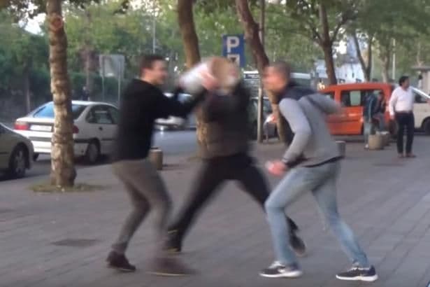 VIDEO: Podgoričani polivali vodom prolaznike, pogledajte reakcije! VIDEO: Podgoričani polivali vodom prolaznike, pogledajte reakcije!