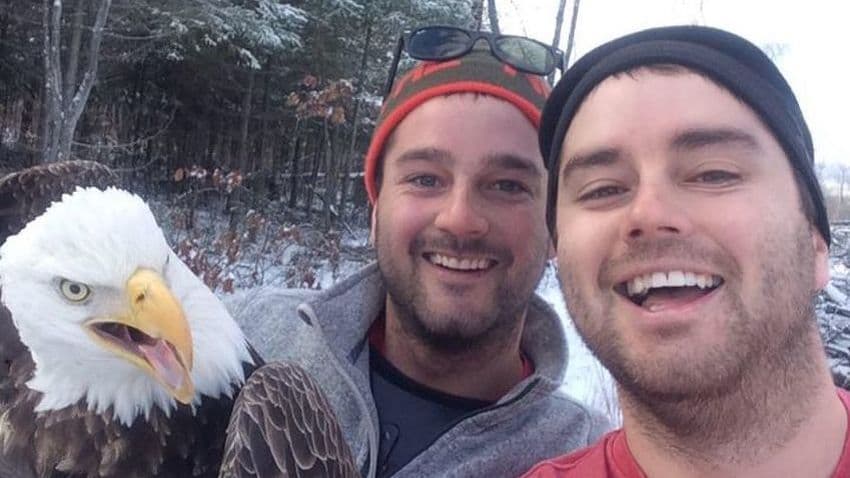 Kanada: Braća spasili orla, napravili selfie života Kanada: Braća spasili orla, napravili selfie života