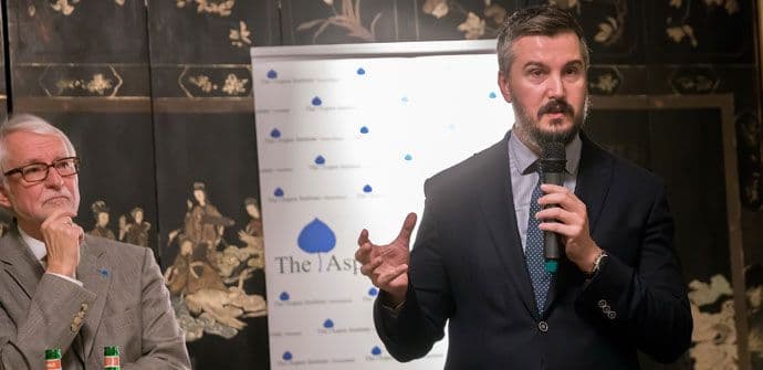 Efikasna javna uprava i regionalna saradnja neophodni za napredovanje prema EU  Efikasna javna uprava i regionalna saradnja neophodni za napredovanje prema EU