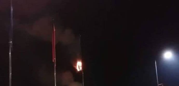 CETINJE: Huligani zapalili NATO zastavu CETINJE: Huligani zapalili NATO zastavu