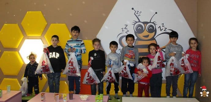 Fondacija Ruka prijateljstva dijeli novogodišnje paketiće za ugroženu djecu Fondacija Ruka prijateljstva dijeli novogodišnje paketiće za ugroženu djecu