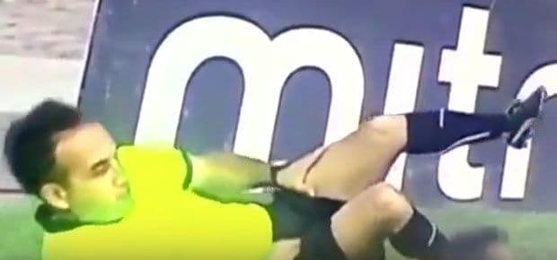 VIDEO: Linijski sudija simulirao povredu, igrač dobio crveni karton VIDEO: Linijski sudija simulirao povredu, igrač dobio crveni karton