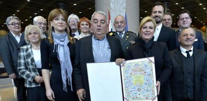 FOTO: Predsjednik Helsinškog odbora ostao bez pantalona u društvu predsjednice FOTO: Predsjednik Helsinškog odbora ostao bez pantalona u društvu predsjednice