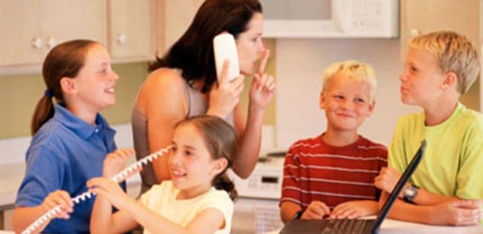 NAKNADA ZA MAJKE: Ozbiljne dileme i pitanja bez odgovora NAKNADA ZA MAJKE: Ozbiljne dileme i pitanja bez odgovora