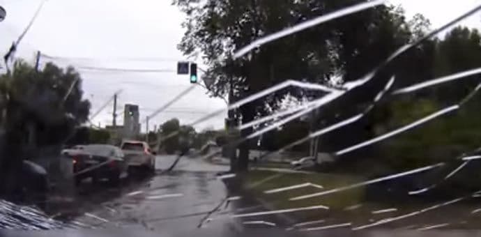 KAO TERMINATOR Udario ga auto, on ustao i nastavio dalje KAO TERMINATOR Udario ga auto, on ustao i nastavio dalje