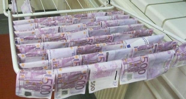 TRAŽE SE VLASNICI BAČENIH 130.000 EURA: Trag novca vodi do Balkana TRAŽE SE VLASNICI BAČENIH 130.000 EURA: Trag novca vodi do Balkana