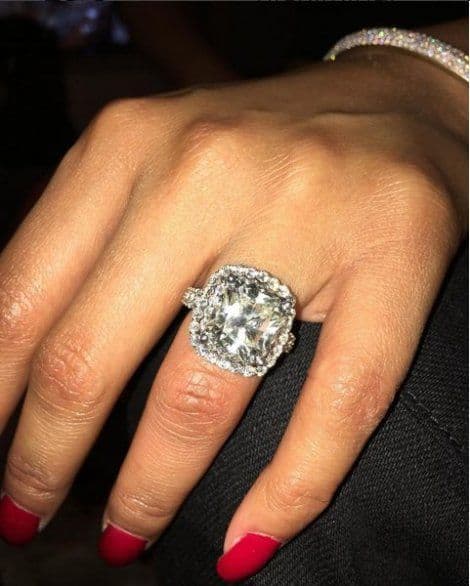 Svadba na pomolu? Pjevačica se pohvalila ogromnim prstenom! Svadba na pomolu? Pjevačica se pohvalila ogromnim prstenom!