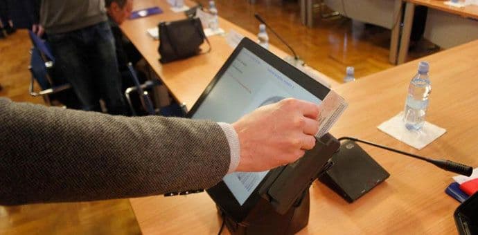 Predstavljen aparat za elektronsku identifikaciju birača Predstavljen aparat za elektronsku identifikaciju birača