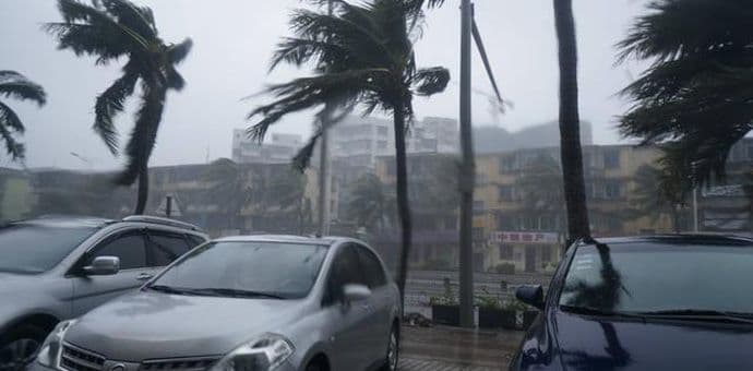 Na Filipinima zbog tajfuna evakuisano 700.000 ljudi Na Filipinima zbog tajfuna evakuisano 700.000 ljudi