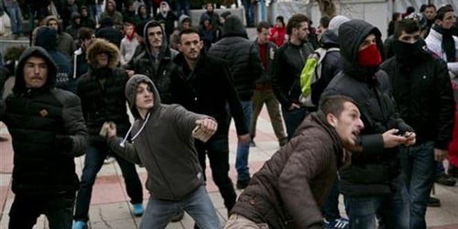 Ponovo bačen suzavac, kamenjem gađali policiju Ponovo bačen suzavac, kamenjem gađali policiju