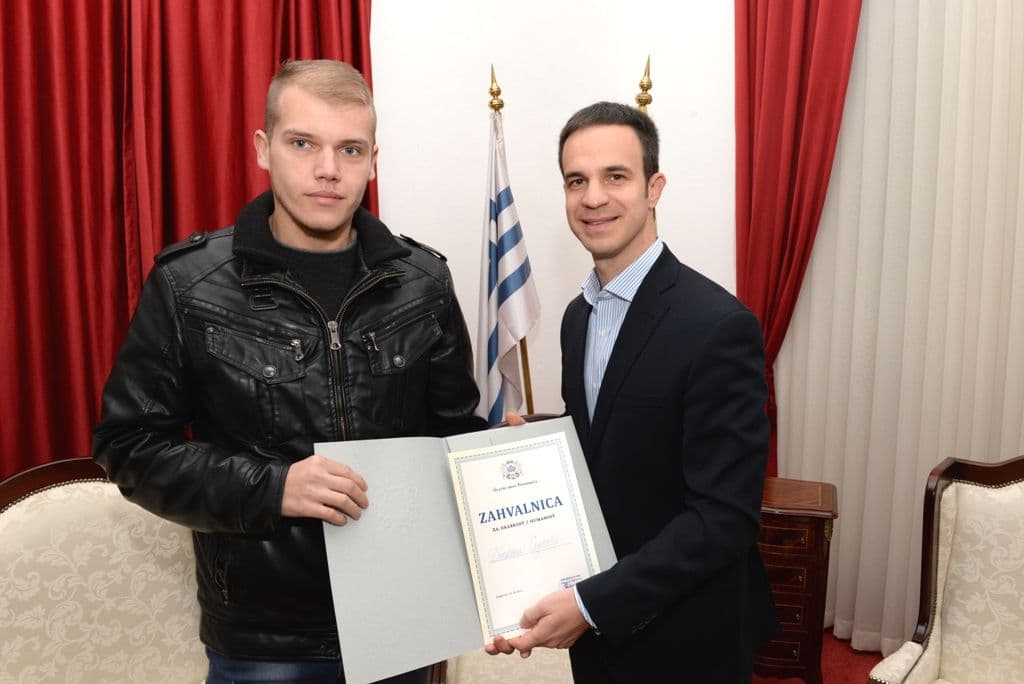 Draženu Čejoviću uručena zahvalnica zbog spašavanja starice Draženu Čejoviću uručena zahvalnica zbog spašavanja starice