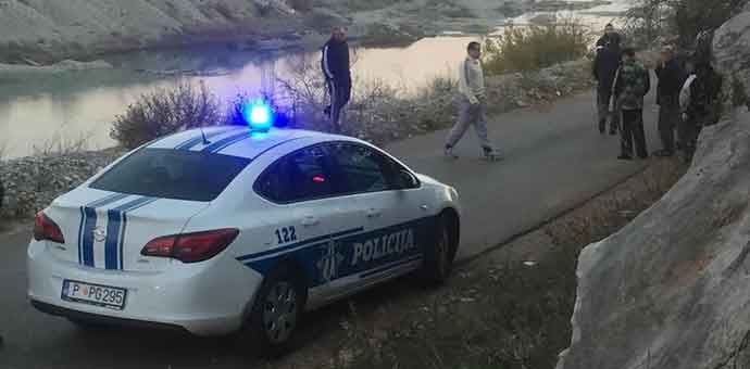 Djevojka vozilom sletjela u Moraču, uspjela da dopliva do obale Djevojka vozilom sletjela u Moraču, uspjela da dopliva do obale