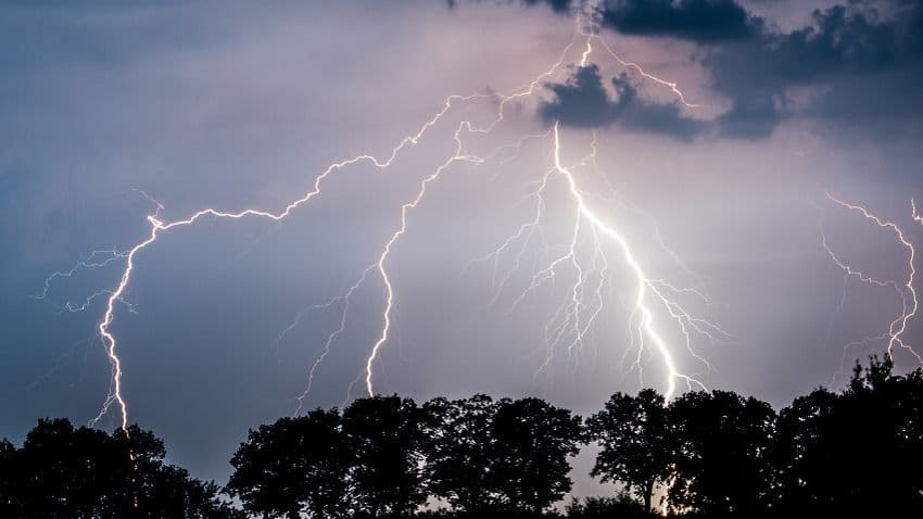 Naučnici locirali "vatrenu tačku": Jezero u koje munje udaraju skoro svaki dan Naučnici locirali "vatrenu tačku": Jezero u koje munje udaraju skoro svaki dan