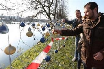 Stanovnici ukrasili "ogradu za izbjeglice" na granici između Hrvatske i Slovenije Stanovnici ukrasili "ogradu za izbjeglice" na granici između Hrvatske i Slovenije