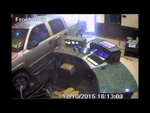 (VIDEO) Svađa zbog računa: Iznervirani gost automobilom uletio u lobi hotela (VIDEO) Svađa zbog računa: Iznervirani gost automobilom uletio u lobi hotela