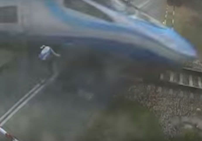 Poljska: Biciklist preživio dramatični sudar s brzim vozom Poljska: Biciklist preživio dramatični sudar s brzim vozom