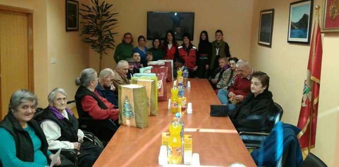 Pokloni Baranima smještenim u Domu starih u Risnu Pokloni Baranima smještenim u Domu starih u Risnu