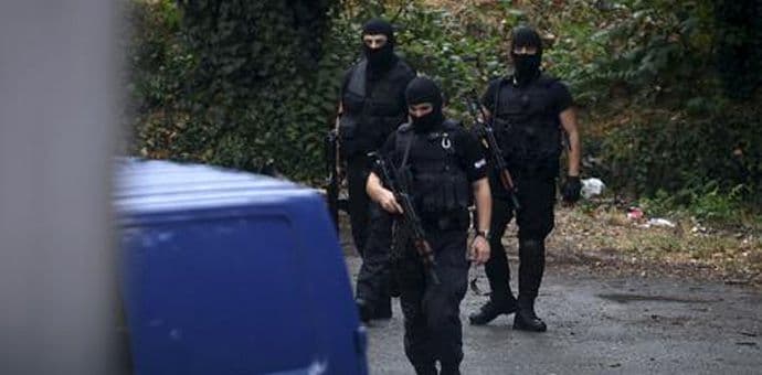 U Skoplju otkrivena radionica za falsifikovanje ličnih karata U Skoplju otkrivena radionica za falsifikovanje ličnih karata