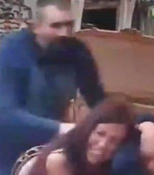 TUČA U PAROVIMA: Matora tukla i čupala starletu za kosu!  TUČA U PAROVIMA: Matora tukla i čupala starletu za kosu!