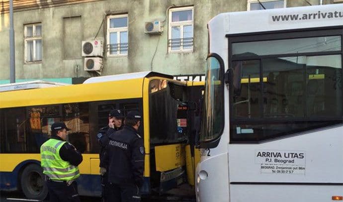 Beograd: Sudar tri autobusa, jedna osoba na reanimaciji Beograd: Sudar tri autobusa, jedna osoba na reanimaciji