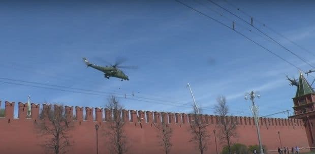 Tajanstveni Mi-35MS snimljen u blizini Kremlja (VIDEO) Tajanstveni Mi-35MS snimljen u blizini Kremlja (VIDEO)