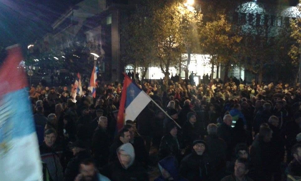 Završen protest DF-a; Knežević: Ostatak opozicije bacio suzavac na nas (FOTO) Završen protest DF-a; Knežević: Ostatak opozicije bacio suzavac na nas (FOTO)