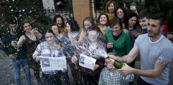 Njih 1.600 odigralo je isti broj na lutriji i sada dijele 600 miliona eura Njih 1.600 odigralo je isti broj na lutriji i sada dijele 600 miliona eura