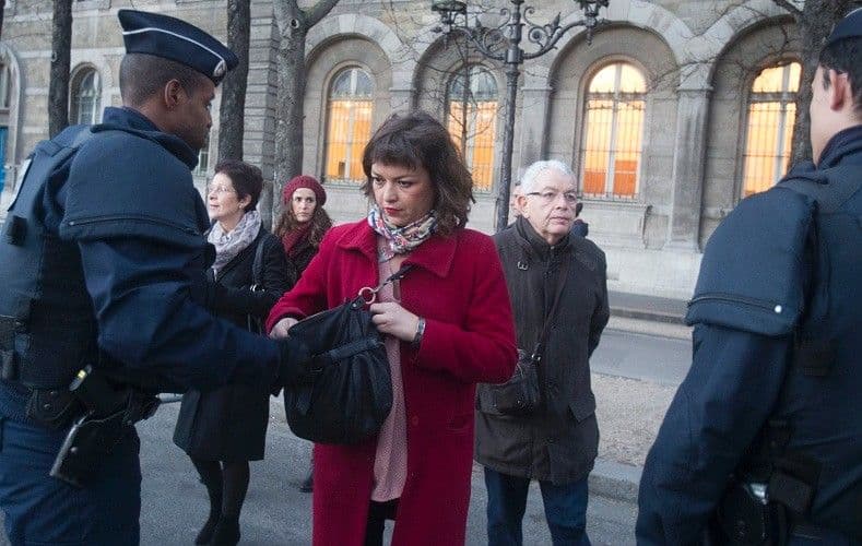 Francuska: Pretres na ulazu u crkve Francuska: Pretres na ulazu u crkve