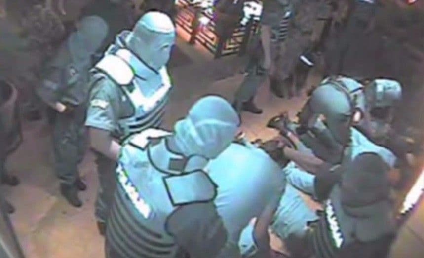 RACIJA U "VELVETU": Zagoričani napali policiju, izvukli "deblji kraj" RACIJA U "VELVETU": Zagoričani napali policiju, izvukli "deblji kraj"