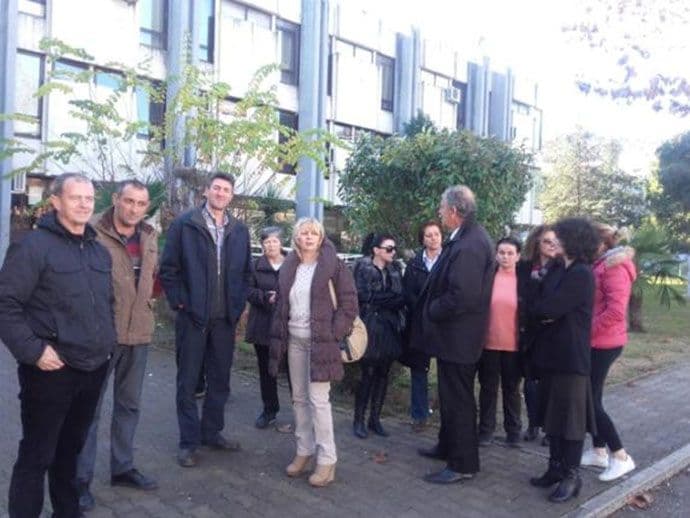 Ulcinj: Pred Opštinom protestovali radnici tri javna preduzeća Ulcinj: Pred Opštinom protestovali radnici tri javna preduzeća