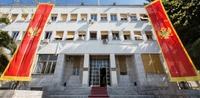 Na plate i putovanja poslanika potrošeno dva miliona eura za godinu Na plate i putovanja poslanika potrošeno dva miliona eura za godinu