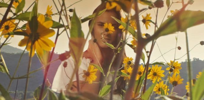 Crnogorske ljepotice u spotovima Halida Bešlića i Zorana Kalezića Crnogorske ljepotice u spotovima Halida Bešlića i Zorana Kalezića