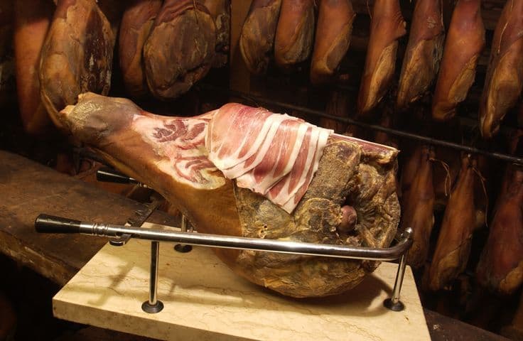 Autohtoni njeguški pršut krajem ljeta Autohtoni njeguški pršut krajem ljeta