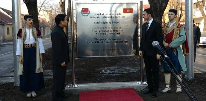 Bogdanović i Žuvei pustili u rad novu solarnu rasvjetu Bogdanović i Žuvei pustili u rad novu solarnu rasvjetu