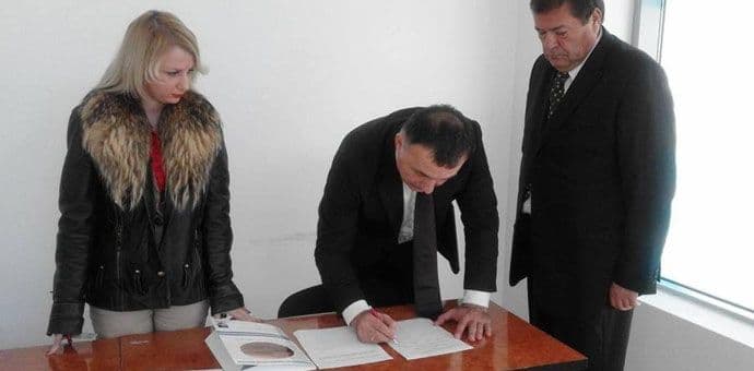 Milić prikuplja potpise za referendum o NATO-u Milić prikuplja potpise za referendum o NATO-u